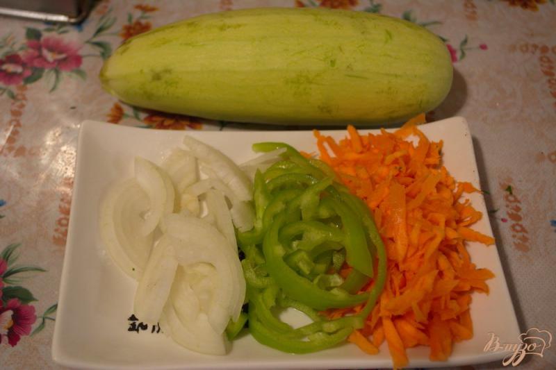 Фото приготовление рецепта: Индюшатина, тушеная с кабачком и другими овощами шаг №1
