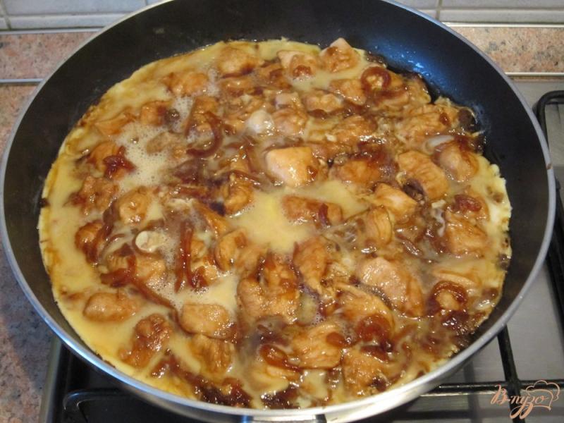 Фото приготовление рецепта: Омлет с соевым соусом и курицей шаг №7
