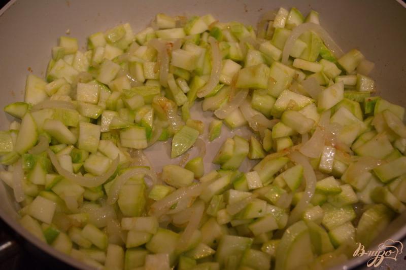 Фото приготовление рецепта: Рагу из кабачков с чесноком и яйцом шаг №4