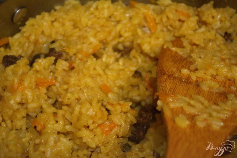 Фото приготовление рецепта: Рис с сушеными грибами шаг №5