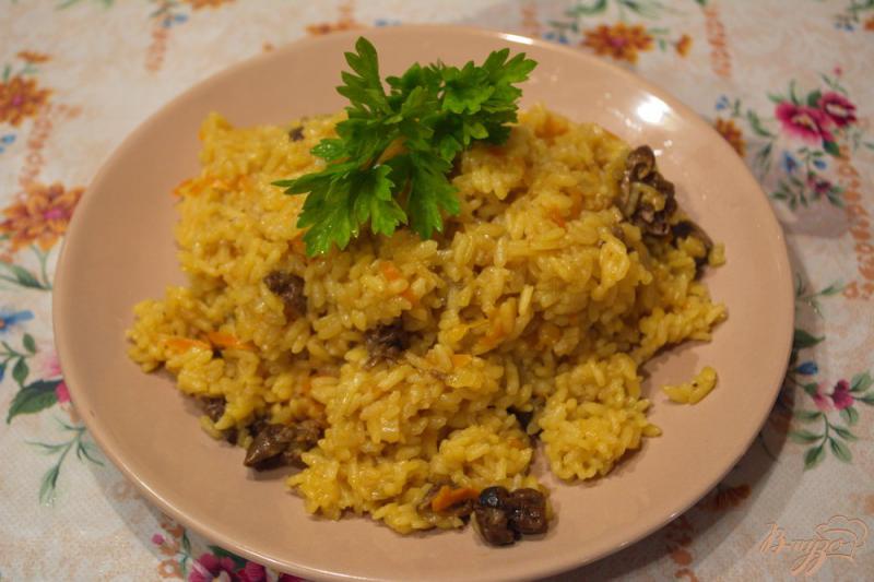 Фото приготовление рецепта: Рис с сушеными грибами шаг №6