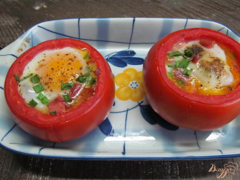 Фото приготовление рецепта: Яйца в помидорах шаг №4