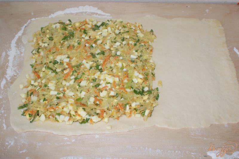 Фото приготовление рецепта: Пирог с капустой и яйцами шаг №5
