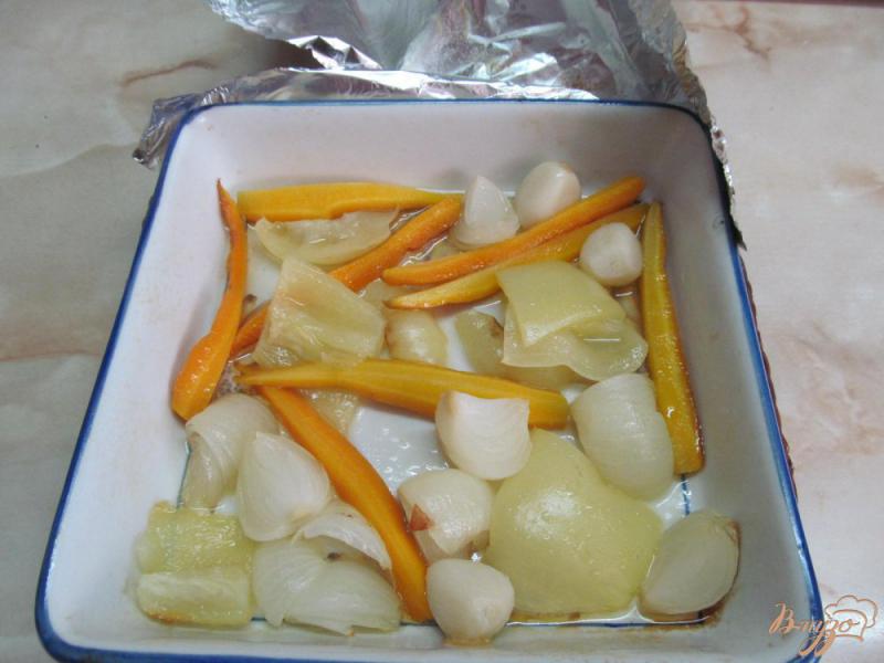Фото приготовление рецепта: Сосиски в беконе с соусом шаг №2