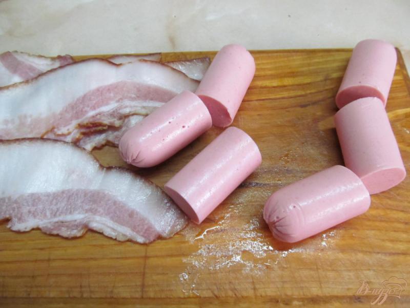 Фото приготовление рецепта: Сосиски в беконе с соусом шаг №6