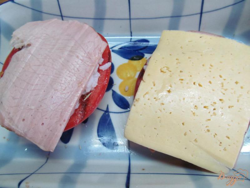 Фото приготовление рецепта: Помидор запеченный с бужениной и сыром шаг №5