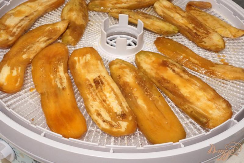 Фото приготовление рецепта: Вяленые баклажаны в сушилке+кабачки шаг №9