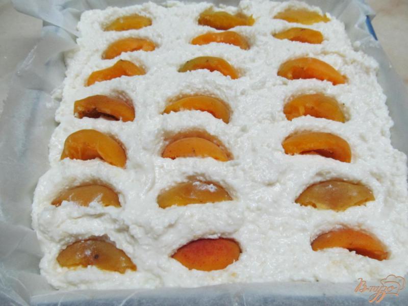 Фото приготовление рецепта: Творожный десерт с абрикосом шаг №6