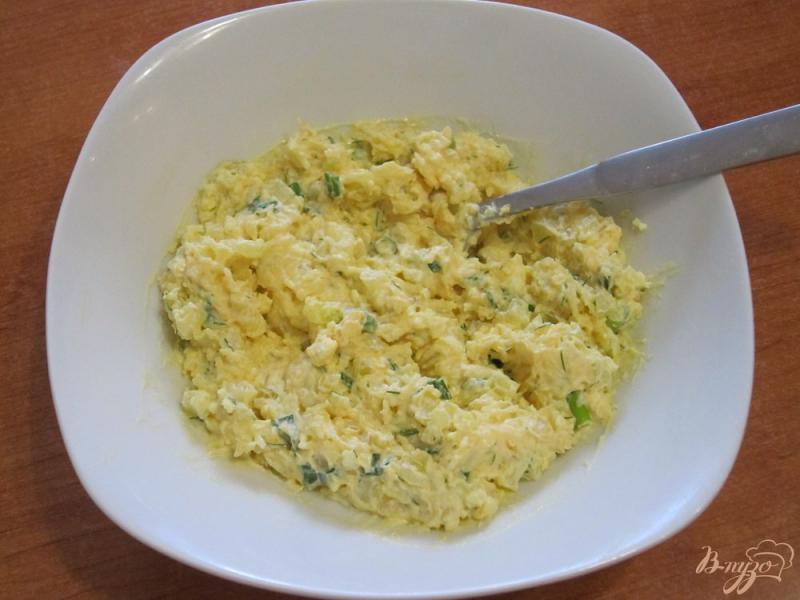 Фото приготовление рецепта: Тосты с яйцами, сыром и сладким перцем шаг №7