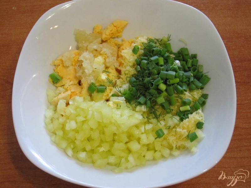 Фото приготовление рецепта: Тосты с яйцами, сыром и сладким перцем шаг №6