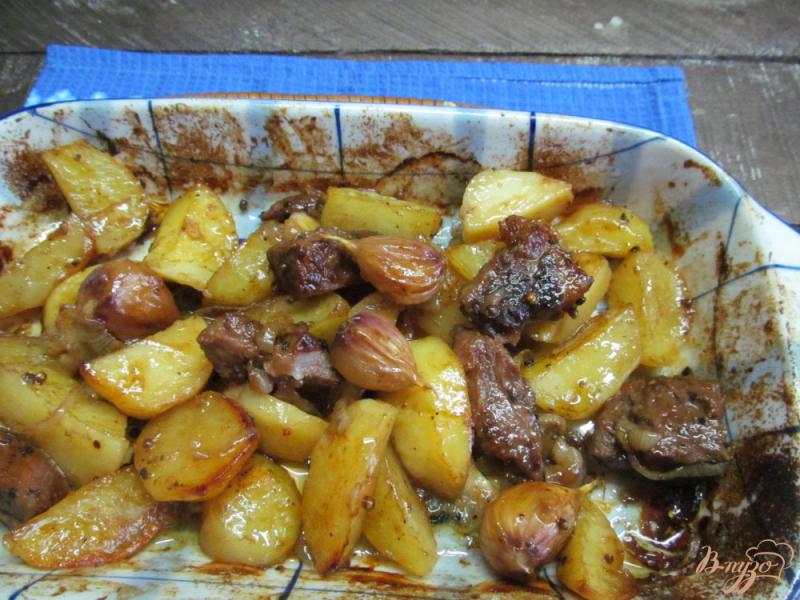 Фото приготовление рецепта: Запеченный картофель с мясом и чесноком шаг №6