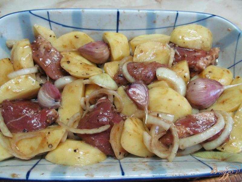 Фото приготовление рецепта: Запеченный картофель с мясом и чесноком шаг №5