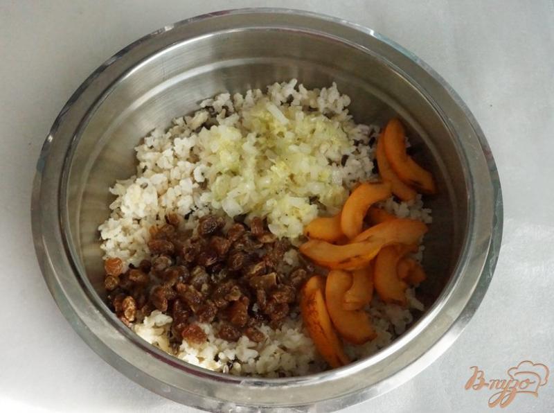 Фото приготовление рецепта: Пикантный рисовый салат с мушмулой шаг №9