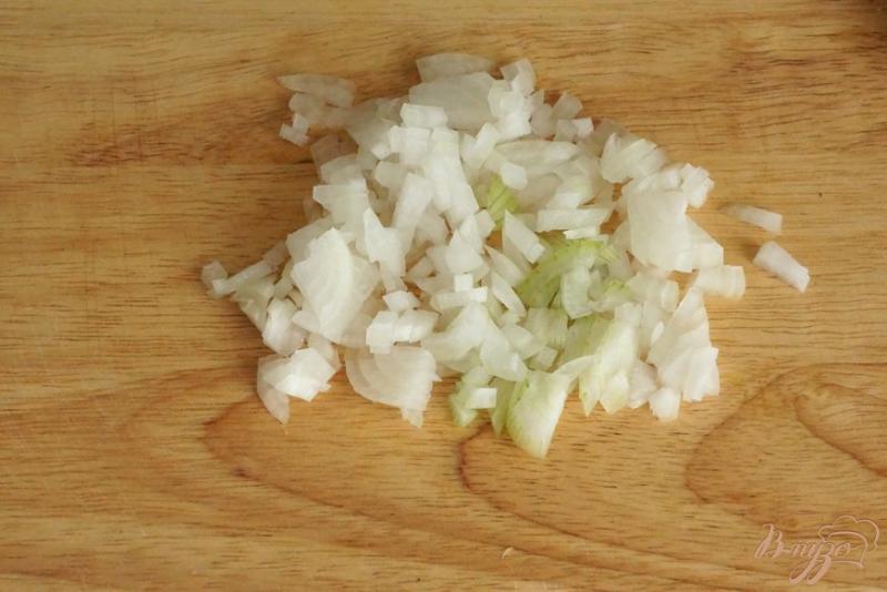 Фото приготовление рецепта: Пикантный рисовый салат с мушмулой шаг №4