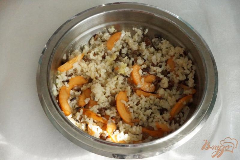 Фото приготовление рецепта: Пикантный рисовый салат с мушмулой шаг №10