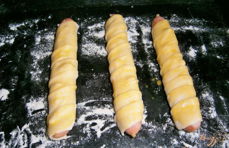 Фото приготовление рецепта: Сосиски в тесте с сыром шаг №4