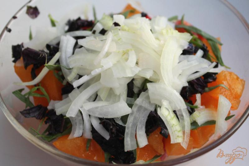 Фото приготовление рецепта: Салат из помидор с базиликой и тархуном шаг №4