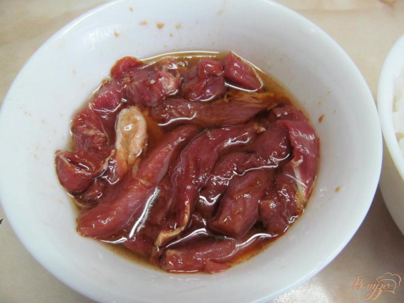 Фото приготовление рецепта: Жаренный рис со свининой шаг №4