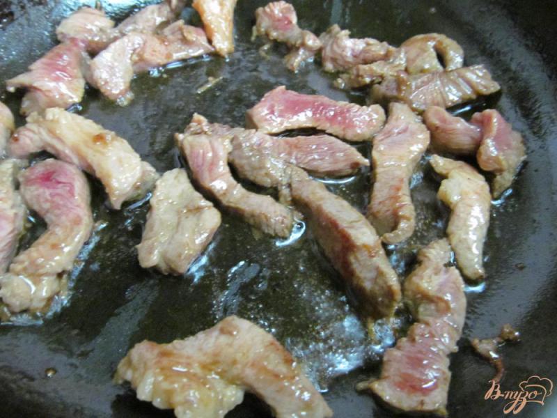 Фото приготовление рецепта: Жаренный рис со свининой шаг №5