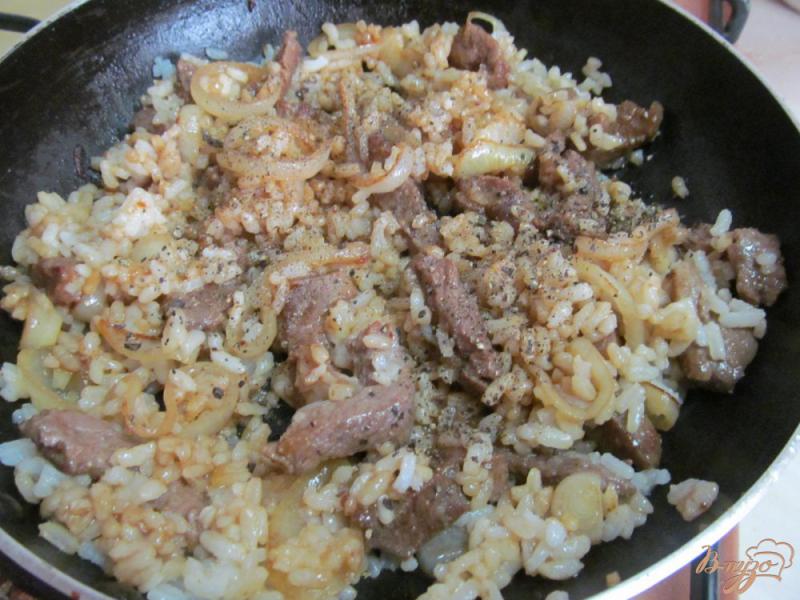 Фото приготовление рецепта: Жаренный рис со свининой шаг №7