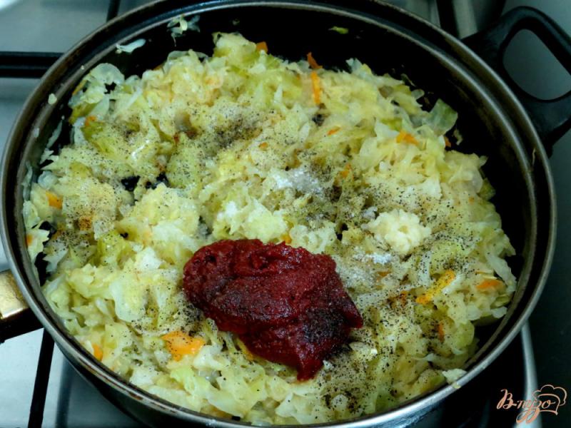 Фото приготовление рецепта: Кабачкок тушёный с капустой и томатом шаг №7