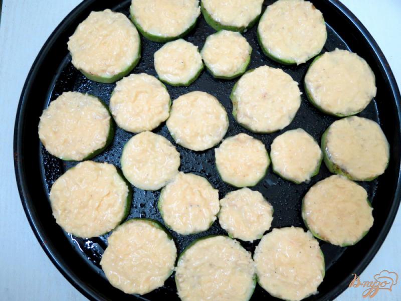 Фото приготовление рецепта: Кабачки острячки с сыром в духовке шаг №7