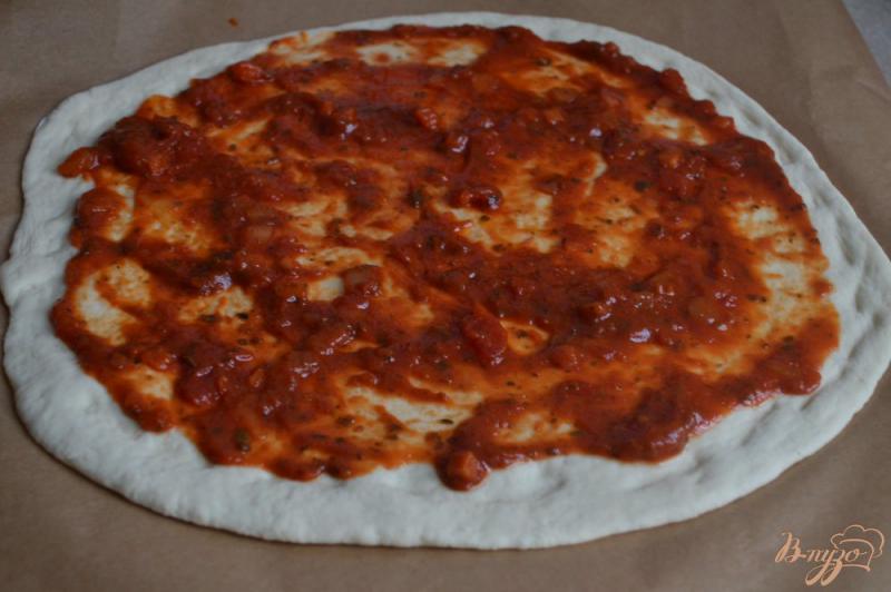 Фото приготовление рецепта: Пицца с помидорами и сыром шаг №2