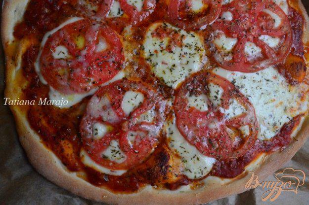 Фото приготовление рецепта: Пицца с помидорами и сыром шаг №5