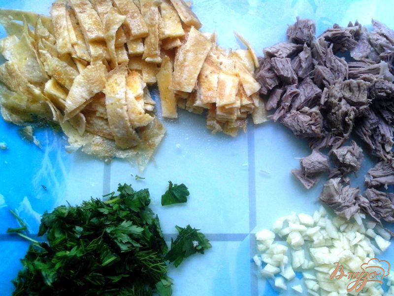 Фото приготовление рецепта: Суп с говядиной, овощами  и яичными полосками шаг №4