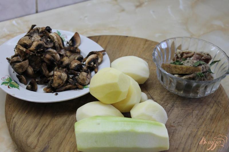 Фото приготовление рецепта: Жареная картошка с грибами и кабачками на сале по - домашнему шаг №1