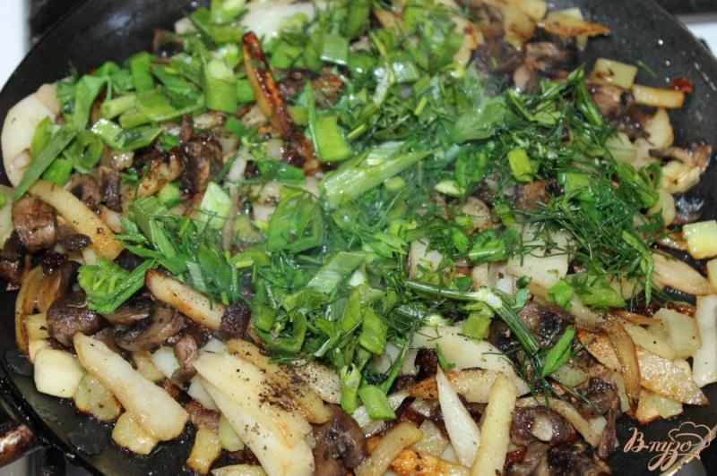 Фото приготовление рецепта: Жареная картошка с грибами и кабачками на сале по - домашнему шаг №6