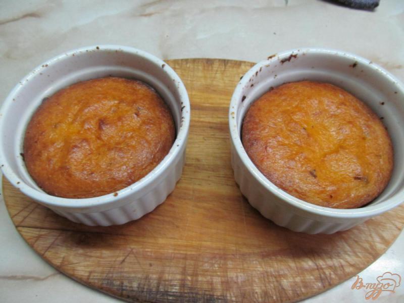 Фото приготовление рецепта: Морковные кексы с беконом и бужениной шаг №4