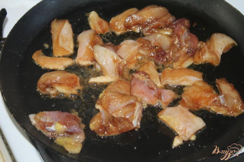 Фото приготовление рецепта: Курица жаренная в соевом соусе с летними овощами шаг №5