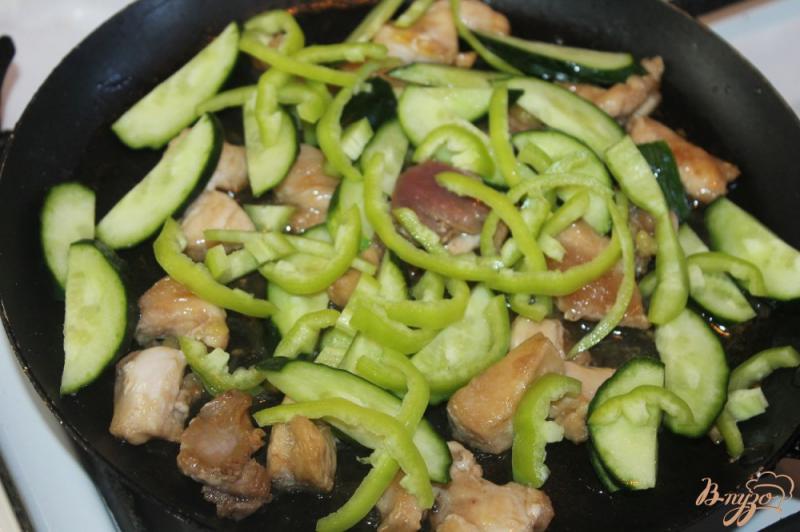 Фото приготовление рецепта: Курица жаренная в соевом соусе с летними овощами шаг №7