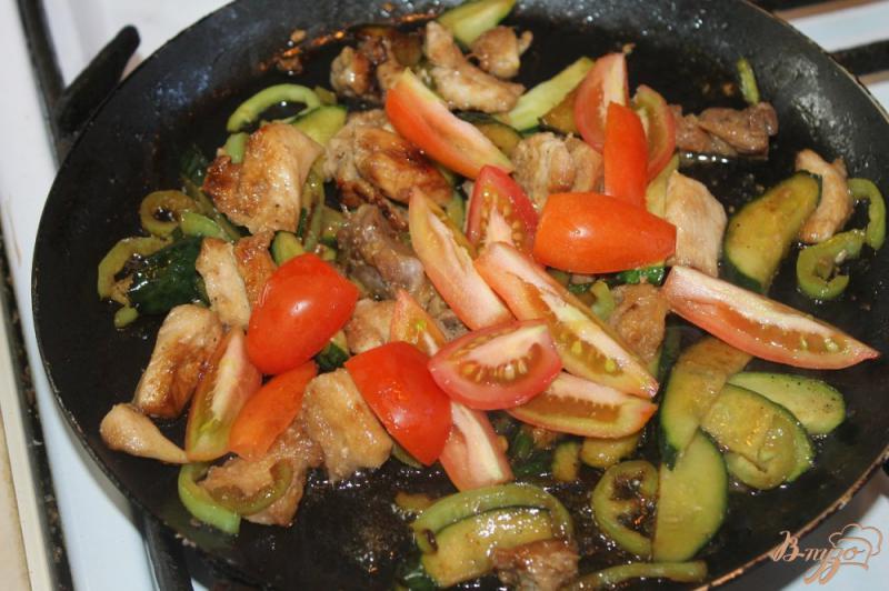 Фото приготовление рецепта: Курица жаренная в соевом соусе с летними овощами шаг №8