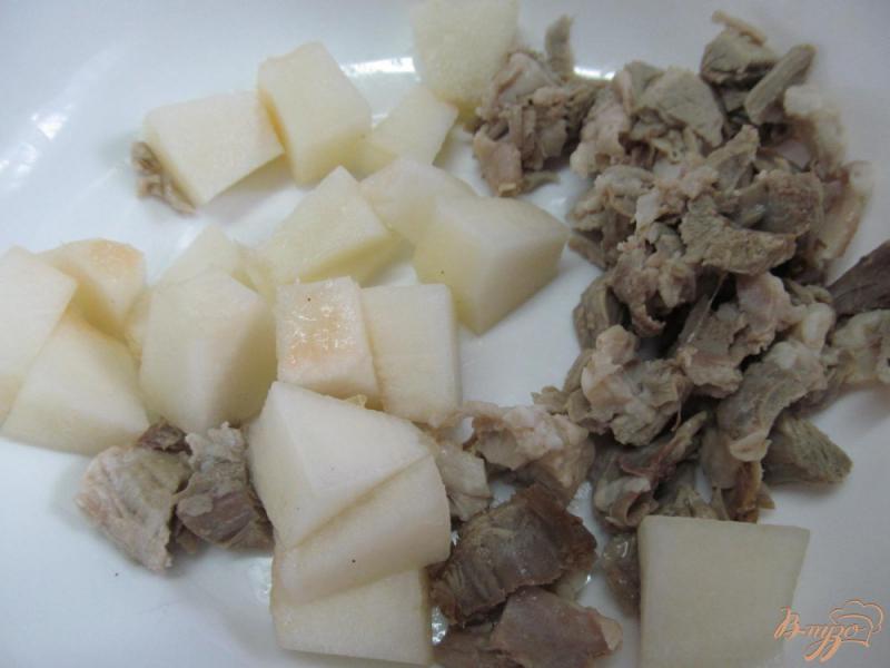 Фото приготовление рецепта: Салат из дыни грибов и мяса шаг №4