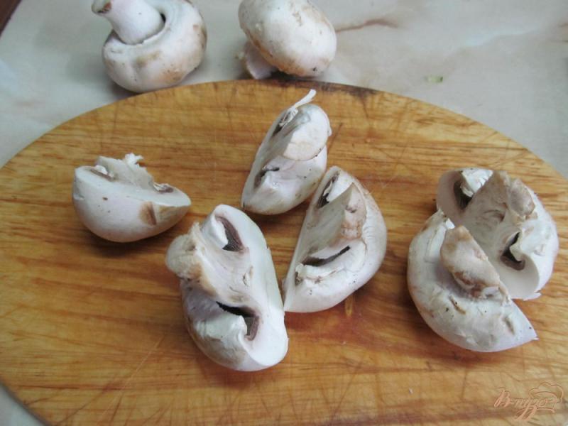 Фото приготовление рецепта: Салат из дыни грибов и мяса шаг №2