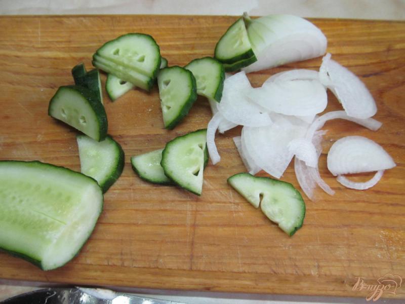 Фото приготовление рецепта: Салат из дыни грибов и мяса шаг №3