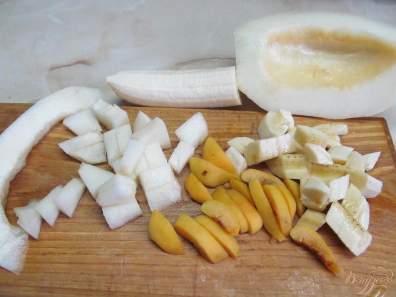 Фото приготовление рецепта: Салат из дыни и банана шаг №2