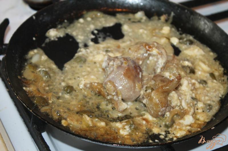 Фото приготовление рецепта: Курица в белом соусе с каперсами и перцем чили шаг №4