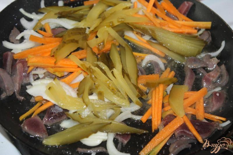 Фото приготовление рецепта: Субпродукты тушенные с овощами в томатном соусе шаг №6