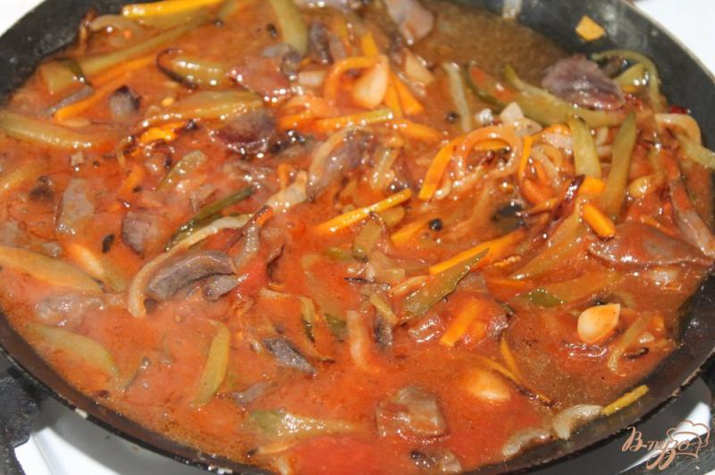 Фото приготовление рецепта: Субпродукты тушенные с овощами в томатном соусе шаг №7