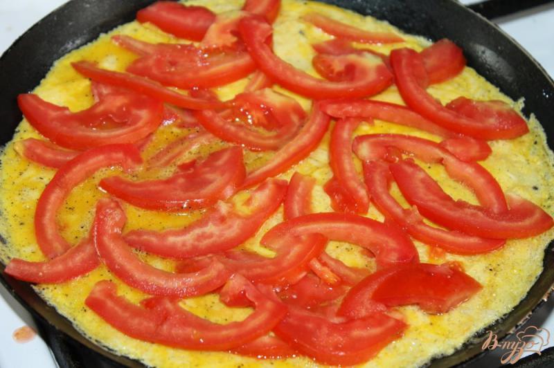 Фото приготовление рецепта: Омлет с помидорами и сырокопченой колбасой шаг №4