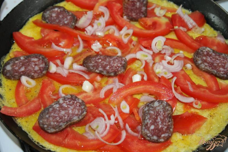 Фото приготовление рецепта: Омлет с помидорами и сырокопченой колбасой шаг №5