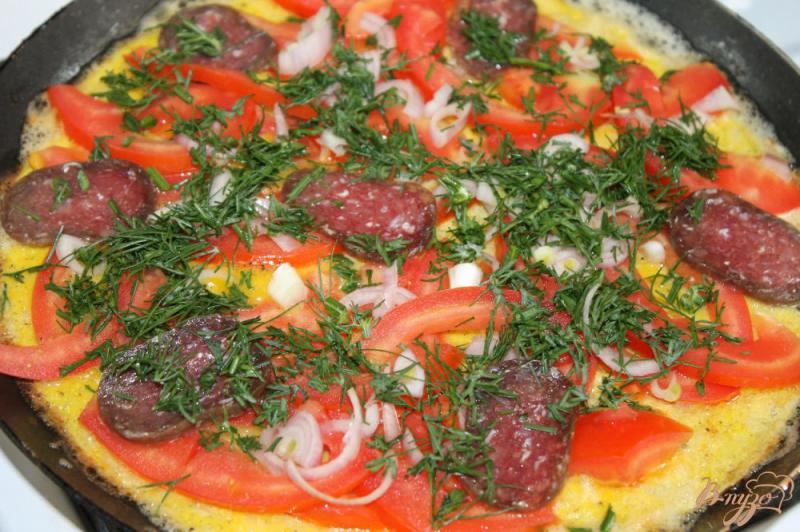 Фото приготовление рецепта: Омлет с помидорами и сырокопченой колбасой шаг №6