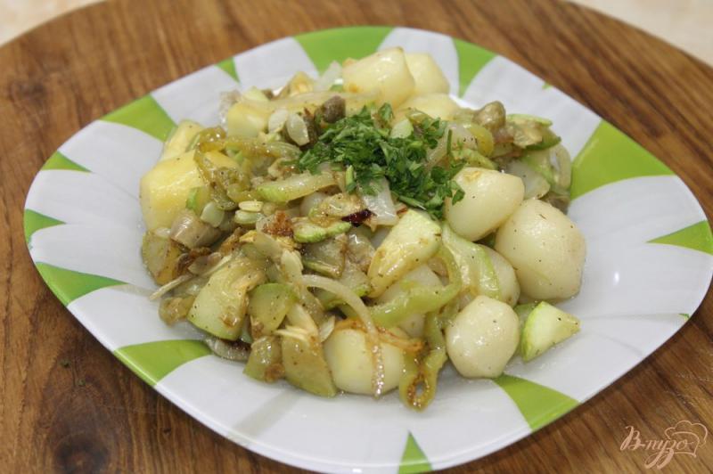 Фото приготовление рецепта: Молодой картофель с кабачками и болгарским перцем шаг №6