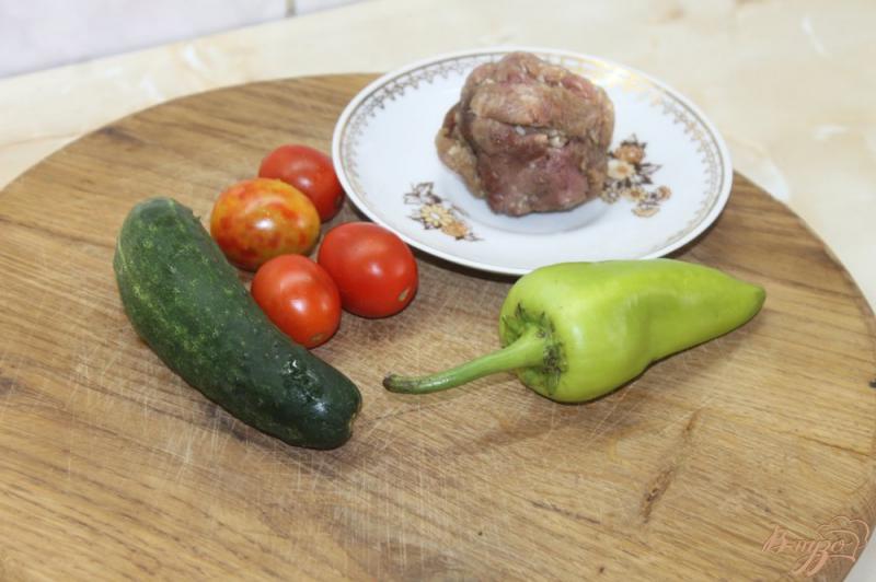 Фото приготовление рецепта: Овощной салат с мясными шариками шаг №1
