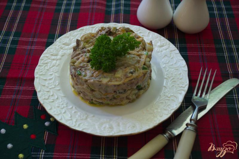 Фото приготовление рецепта: Печеночный салат с огурчиком шаг №7