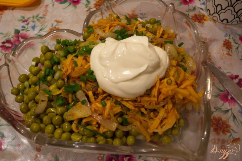 Фото приготовление рецепта: Печеночный салат с огурчиком шаг №6