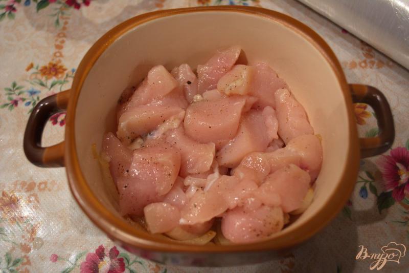 Фото приготовление рецепта: Запеченная грудка с помидорами и сыром шаг №3